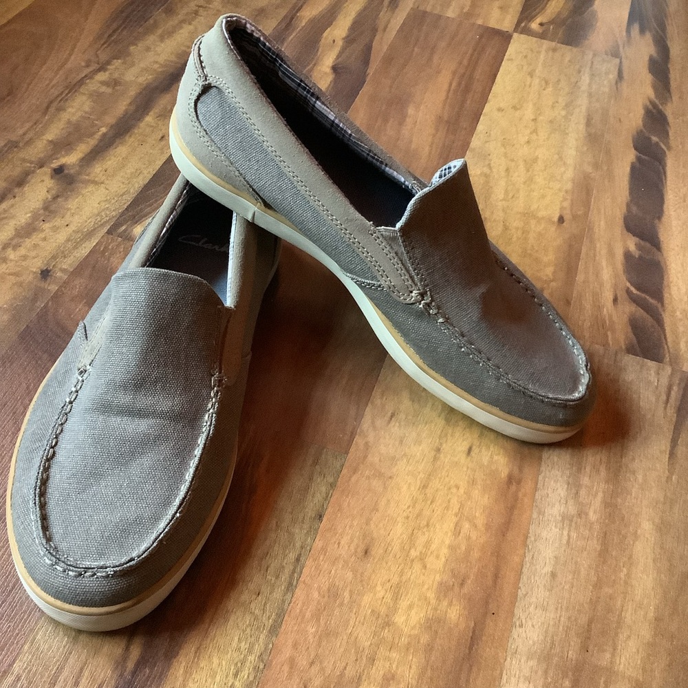 Men’s Clark’s Size 9.5 slip on taupe gray driving moccasins